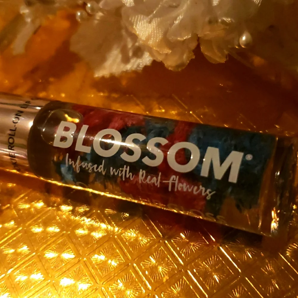 🌟HP🌟🧚‍♀️SUGAR COOKIE Blossom Roll-On Lip Gloss NWOBOX